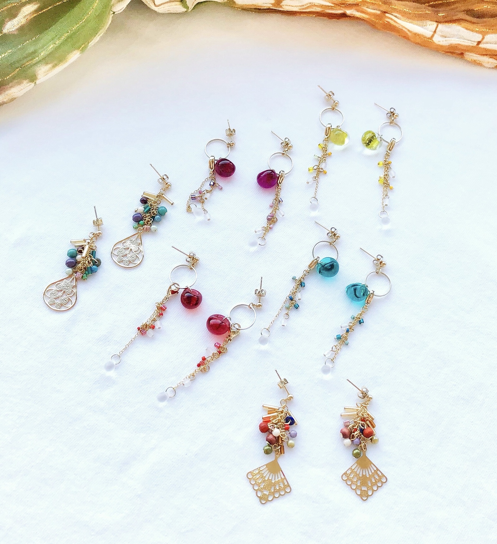 ビーズとオリエンタル風ゴールドチャームのピアス/イヤリング（雫型