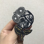 ちょうちょとばらのブローチ〇ミナペルホネン