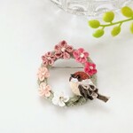 スズメちゅんとはんなり桃色お花のリースブローチ。つまみ細工