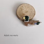 北欧風なカモの手刺繍ミニブローチ
