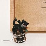 ミニチュア　黒猫　四つ足×グリーン