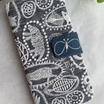 ミナペルホネン＊jungle relief　navy＊スマホケース手帳型＊ベルト　choucho羽模様無し付き