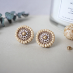 ビーズ刺繍𓍯まんまるベージュ flower刺繍ピアス