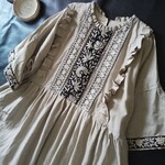 生成りリネンと刺繍テープのワンピ♪