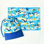 【お洗濯に強いランチョンマット+給食袋のセット】　早く乾く♬アイロンがけラクチン♬人気のランチョンマットのセットです。　お気に入りの柄をセットでお届け☆　さかなのランチョンマットと給食袋