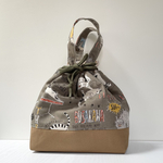 洗える　保冷・保温巾着ポーチ　愉快な猫　カーキ