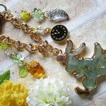 ◇2936 🍇アベチュクリンの走るうさぎと黄葡萄　オルゴナイトのバッグチャーム🐇⏱ ※重たいです。