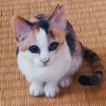 羊毛フェルトのお座り三毛猫