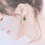 ＊14kgf＊きれいな緑の雫　宝石質グリーンオニキスのシンプルなスタッドピアス＊イヤリングに変更可能＊