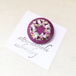 ホワイトリースの手刺繍のブローチ