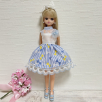 リカちゃんワンピース　白×リボン柄（水色ストライプ）
