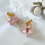 アレルギー対応❀フラワーボール❀くすみピンク＆パールビーズ ネジバネイヤリング 樹脂ノンホールピアス フックピアス 樹脂　お花