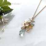 【再販5】水のしずくと花びらのネックレス（ﾛﾝｸﾞﾈｯｸﾚｽ・ﾈｯｸﾚｽ・ﾛﾝｸﾞ・ｽﾜﾛﾌｽｷｰ・ギフト・ガラス・水色・紫陽花・揺れる）