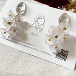 グレーのお花の華やかピアス、イヤリング