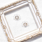 ❁⃘ビンテージボタン風カボションとお花のレースのノンホールピアス❁⃘