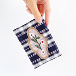 お花刺繍がポイントのふたつきダブルポケットのポケットティッシュケース(トラッドネイビー)