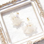 ❁⃘ホワイトフラワーのころっとボリュームノンホールピアス❁⃘