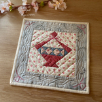 バスケットの パッチワーク キルト タペストリー　刺繍付き