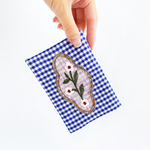 お花刺繍がポイントのふたつきダブルポケットのポケットティッシュケース(ギンガムブルー)