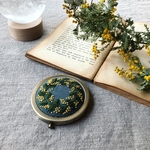 手刺繍＊コンパクトミラー/お花刺繍/持ち歩き鏡/誕生日プレゼントや自分へのご褒美に/鏡/かがみ/お洒落女子/手鏡 hysdoll Hy's Doll ハイズドール ミモザ .3