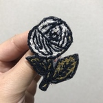 ばらのブローチ〇ミナペルホネン