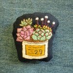 多肉植物の寄せ植え刺繍ブローチ(チャーム変更可)