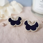 ビーズ刺繍𖦞ネイビーంパール flowerピアス