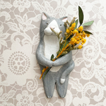 抱える猫の壁掛け