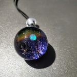 ガラスに宇宙を描くart「金の惑星in GOD」 (レインボーオパール4mm使用)2021年バージョン