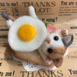 ★ベーコンエッグねこ★三毛猫  羊毛フェルト てのひらサイズ　ちび猫
