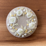 刺繍くるみボタン（ヘアゴム/ブローチ）