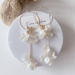 結婚式　パーティ　ウェディング　花びら　3連　✨毎日ピアス✨大ぶりピアス　フープ