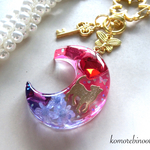 キラキラビジューとねこの三日月キーホルダー　レジン