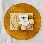 お花からヒョコ猫ブローチ