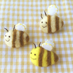 くまベレー帽用のみつばちブローチ