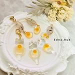にゃまたまご？生卵！🐱🥚マスクチャーム アシンメトリー2個セット（ピアス・イヤリング・ノンホール樹脂への変更も可 ）送料無料　