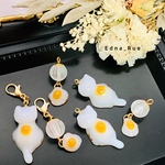 めだまにゃき？目玉焼き！🍳🐱マスクチャーム アシンメトリー2個セット（ピアス・イヤリング・ノンホール樹脂への変更も可 ）送料無料　パーツ変更無料