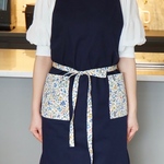 ☆エプロン☆シンプルネイビー布地にアクセントに花柄布地使用1点のみ！