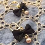 Blackリボンと淡水パールの　pierce