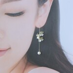 ＊14ｋｇｆ＊可憐な白銀色の小花と淡水パールのフェミニンピアス＊イヤリングに変更可能＊母の日＊フォーマル＊フラワー＊