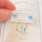 水色猫ピアス