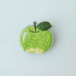 つやつや青りんご　刺繍ブローチ　【受注製作】