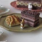 シマリス　クマ　シナモンロールとチョコレートケーキのプレート🍫