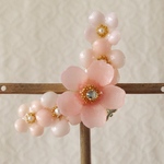 染め花を樹脂加工した桜と小花の三日月型片耳イヤーカフ(ピンク)