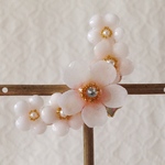 染め花を樹脂加工した桜と小花の三日月型片耳イヤーカフ(ピンク)