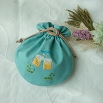 手刺繍ビールで乾杯の小さな丸い巾着袋