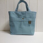 ブルーグレーのトートバッグ