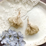 シフォンタッセルの花のピアス カーキ
