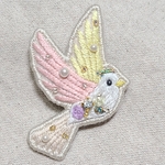 手刺繍 鳥ブローチ ～baby～