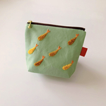 受注制作【手刺繍】エビフライの刺繍のファスナーポーチ・モスグリーン【14cmファスナー使用】マチ付き